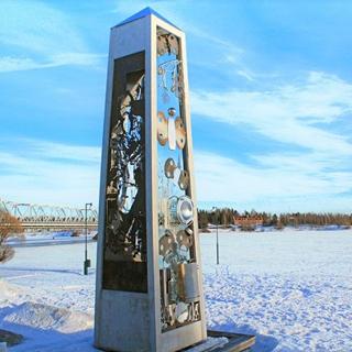 Särkynyt Lyhty -teräsobeliski | TornioHaparanda Särkynyt Lyhty -teräsobeliski | TornioHaparanda